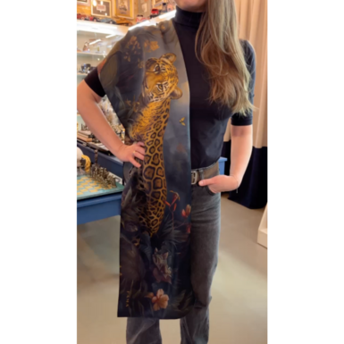 wow video Шелковый платок «Wildlife» от FAMA (лимитированная коллекция, 30х150 см)