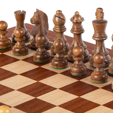 набор шахмат из натурального дерева фото