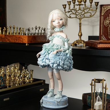 Авторська інтерʼєрна лялька ручної роботи в блакитному фото