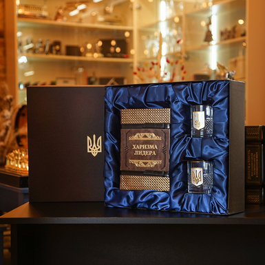 Набор из книги "Харизма лидера" и двух бокалов для виски с трезубцем в подарочной коробке фото
