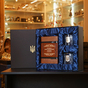 коиплект із книги "Правила Інвестування Уоррена Баффета" та двох келихів для віскі з тризубом у подарунковій коробці фото фото