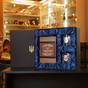 Набор из книги "Шпион на миллиард долларов" (на украинском языке) и двух бокалов для виски с трезубцем в подарочной коробке фото
