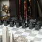 темные шахматные фигуры в виде Парижа фото