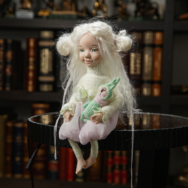 Інтерʼєрна лялька ручної роботи з зеленим зайчиком фото