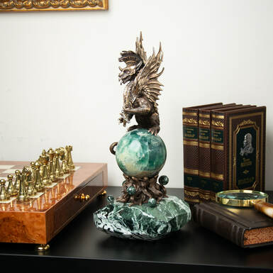 "Dragon" statuette made of bronze, marble, fluorite and amethysts from the Ozyumenko brothers