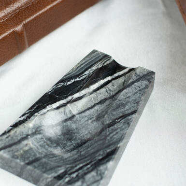 Пепельница ручной работы "Black&White" из черно-белого мрамора от MARKAM.
