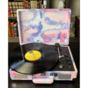 wow video Виниловый проигрыватель Cruiser Plus Portable Turntable with Bluetooth In/Out - Tie Dye от Crosley