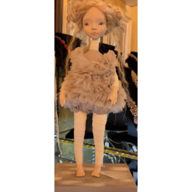 wow video Маленькая авторская интерьерная кукла ручной работы в сером