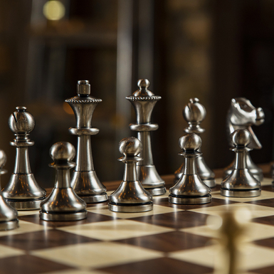 темні шахові фігури фото 1