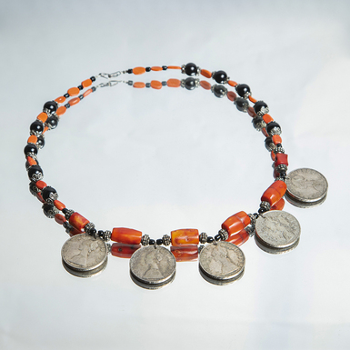 кораллы и итальянские серебряные монеты в ожерелье фото 1