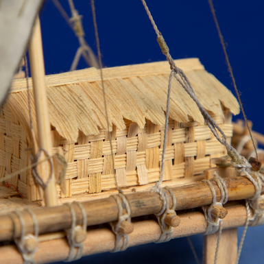 дерев'яна модель корабля фото