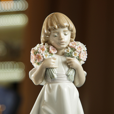 Порцелянова статуетка дівчина з квітами фото 1