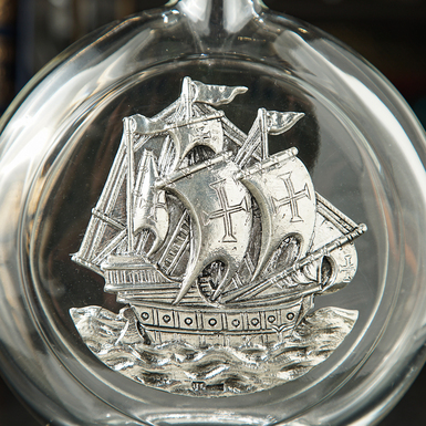 олов'яний візерунок у вигляді корабля на декантері фото 1