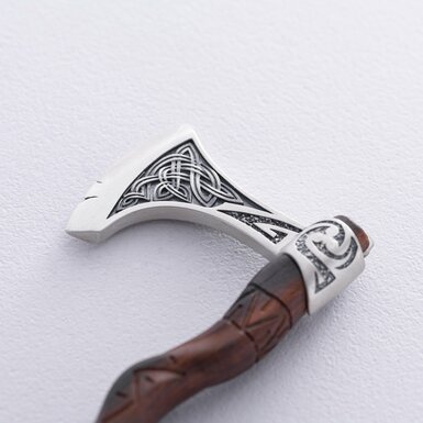 pendant axe photo