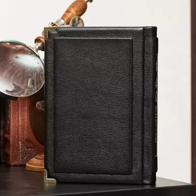 книга в твердой обложке фото