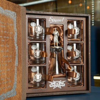 Набір для горілки "Козацькому роду нема переводу" (6 чарок) у подарунковій коробці з дуба і крафт-картону
