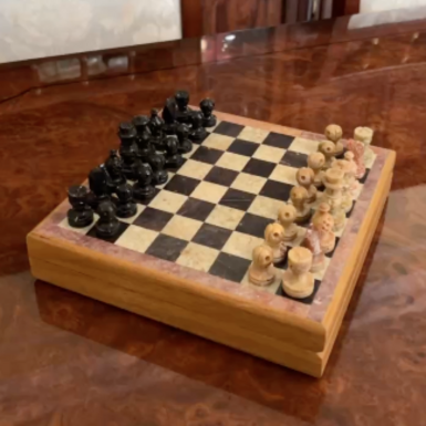 wow video Handcrafted "Fight" wooden and onyx chess set in Florentine mosaic technique by Stone Art Designe (20х20 cm)