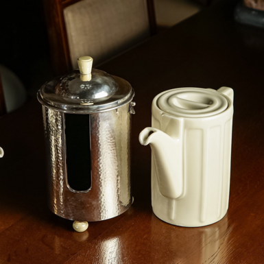 Teapot and thermocapsule photo