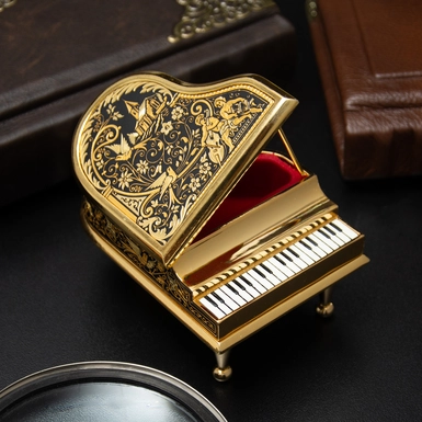  video Figurine "Piano in miniature" made of Damascus steel and gold plated