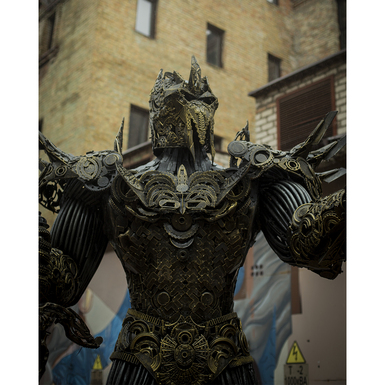 огромная скульптура из металлолома фото