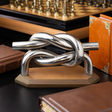 Винтажный стальной узел на подставке фото