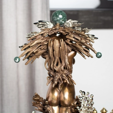 статуетка на підставці відео