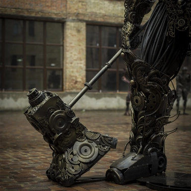 металлическая уличная скульптура часовой видео