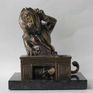 wow video Bronze sculpture "Lion-businessman"
