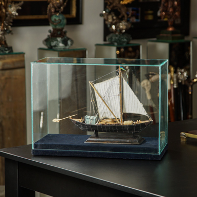 Модель корабля в стеклянной колбе фото
