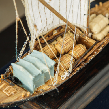 Детализированные предметы на поверхности корабля фото