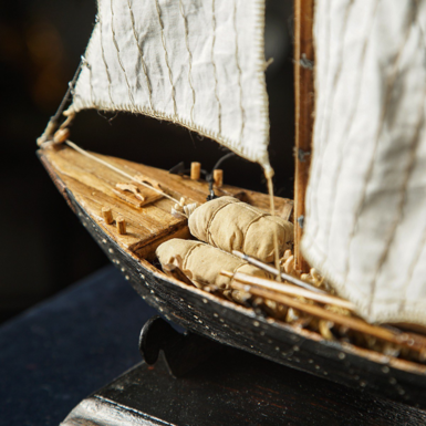 Нос и парус корабля фото