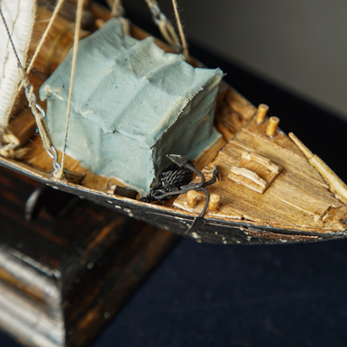 Детализированный якорь на корабле фото