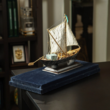 Модель корабля на подставке фото