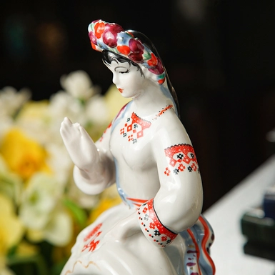 wow video Фарфоровая статуэтка "Традиционная вышивка"