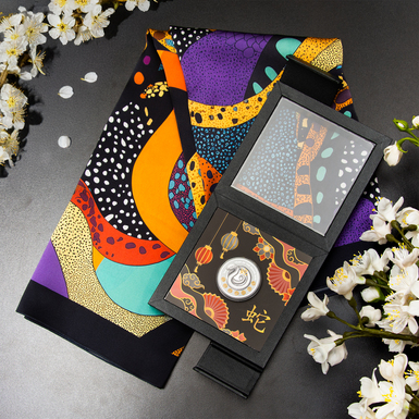 Подарунковий комплект хустка з шовку "Зміїний вихор" від FAMA та срібна монета в рамці "Змія та сім елементів" фото