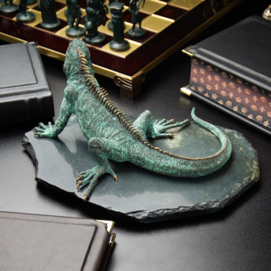 The back side of the statuette photo