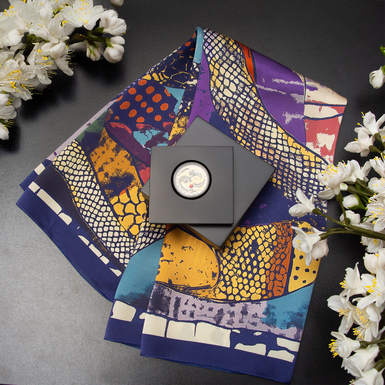 Подарочный комплект серебряная монета с рутением "Змеи гармонии" в футляре и платок из шелка "Волшебная сила" от FAMA фото