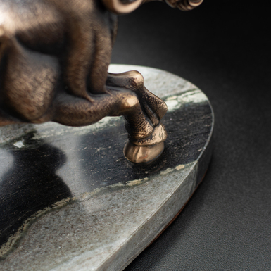 бронзова статуетка на мармуровій підставці фото 1