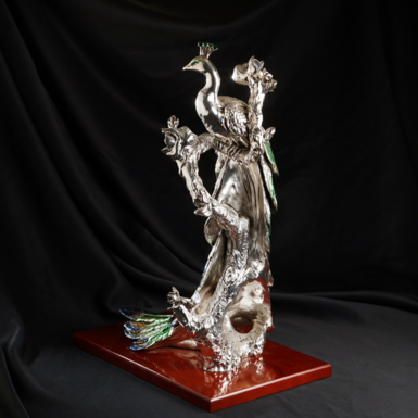 Скульптура на дерев'яній підставці фото