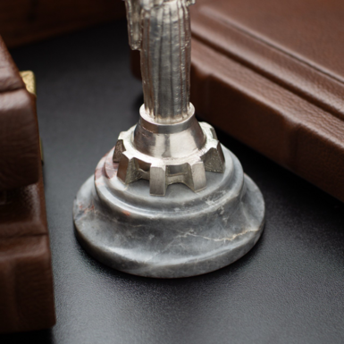 Статуетка на підставці фото