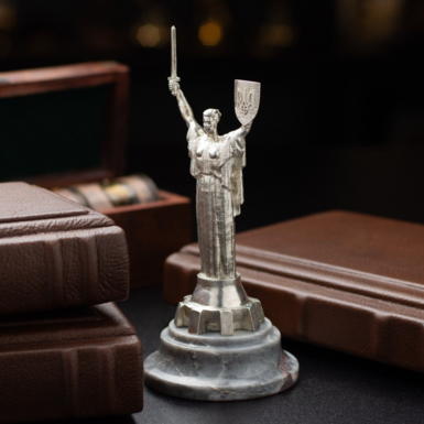 Статуетка з постаментом в інтер'єрі фото