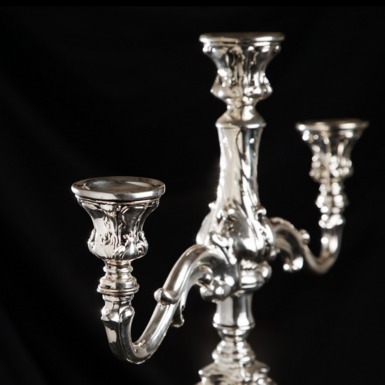 Детализированный узор на подсвечнике фото