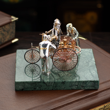 "The world's first car with an internal combustion engine Ben" photo