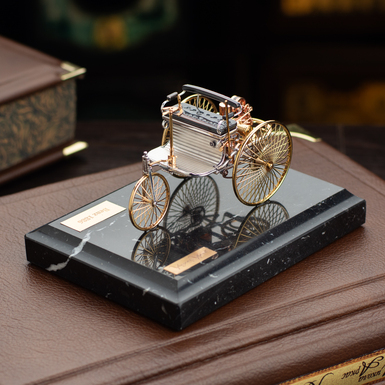 Figurine "The world's first car with an internal combustion engine Benz 1886" by Eugene Yepura, 1:24 photo
