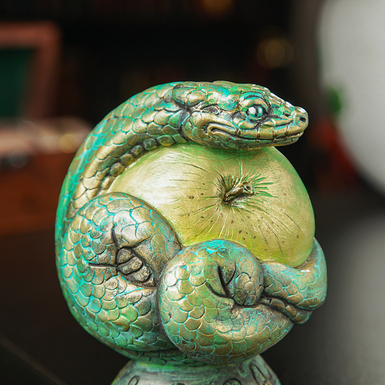 скульптура из гипса змея с зеленым яблоком фото 1
