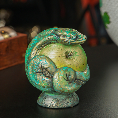 авторская скульптура из гипса змея с яблоком фото 1