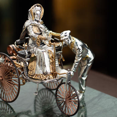 wow video Statuette "The world's first car with an internal combustion engine"