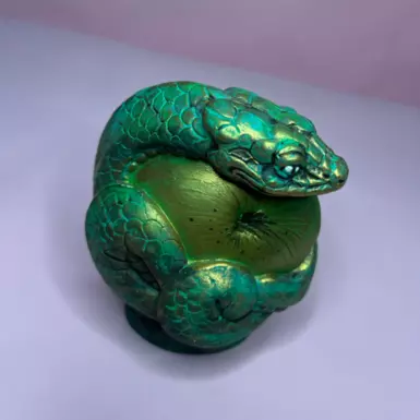 wow видео Сказочная авторская скульптура из гипса змея с зеленым яблоком "Змеиныч"