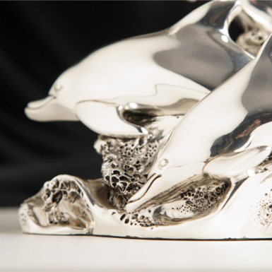 wow видео Скульптура из серебра "Три дельфина на волнах"