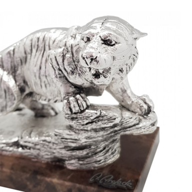 статуетка на підставці фото